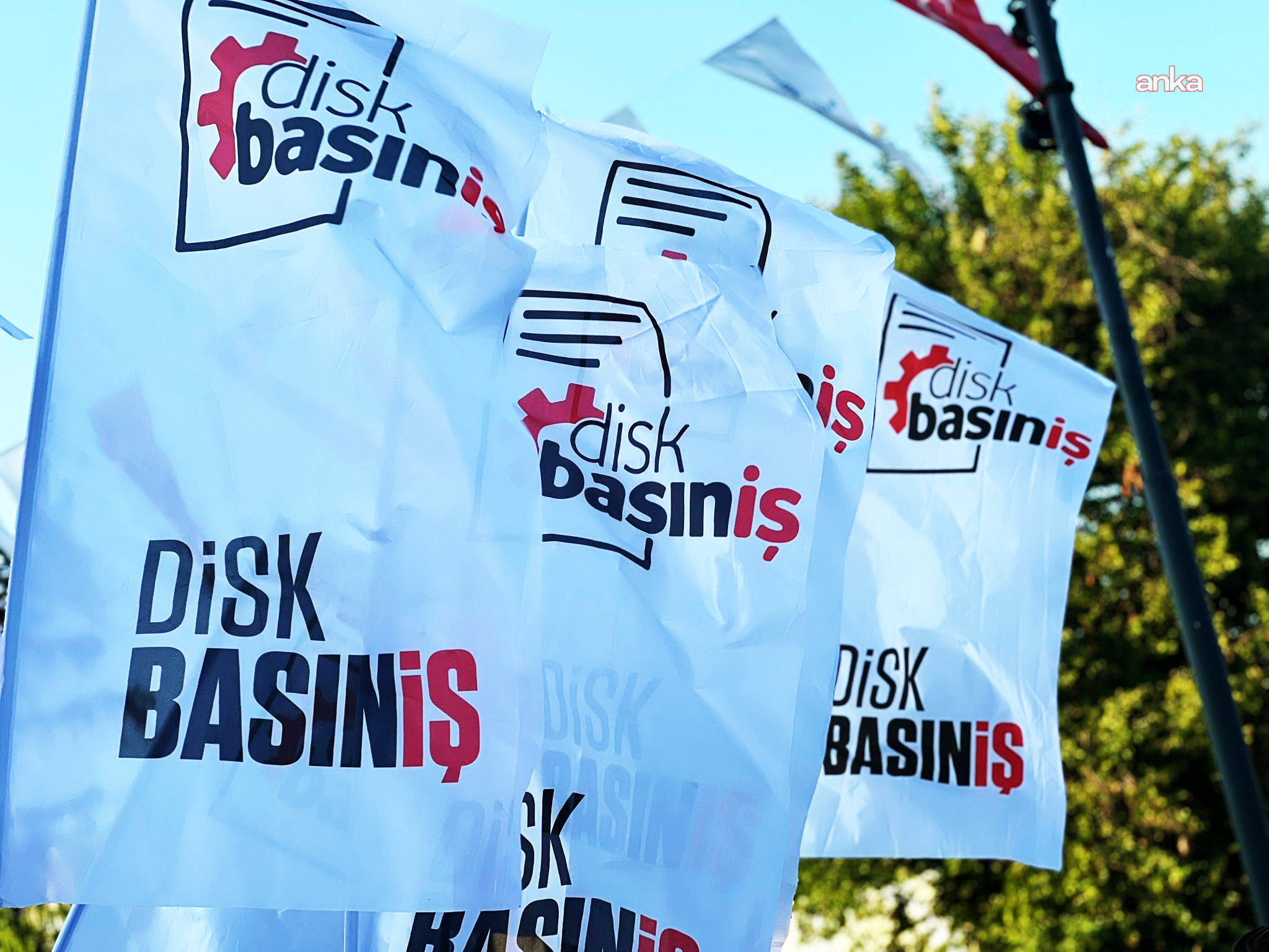 DİSK Basın-İş’ten gazetecilere fon soruşturmasına tepki: ‘Soru sormak, gerçeği aramak suç değildir’