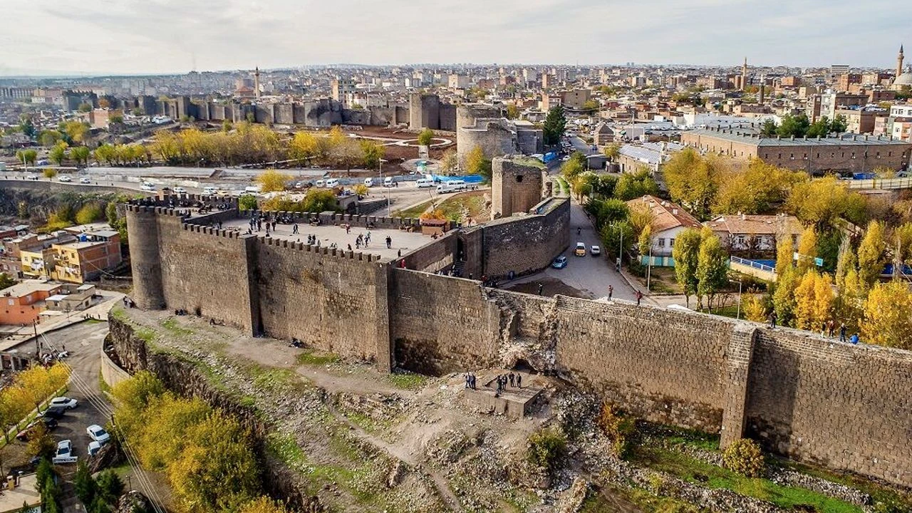 Sezgin Tanrıkulu’ndan Diyarbakır Surları için restorasyon çağrısı