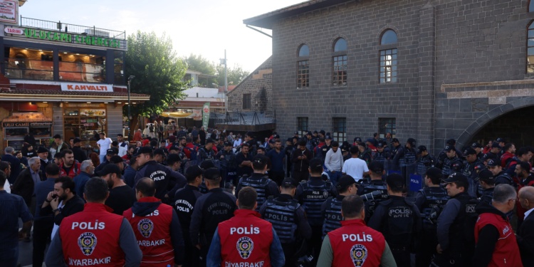 Diyarbakır’da özlük hakları için eylem yapan işçilere polis müdahalesi