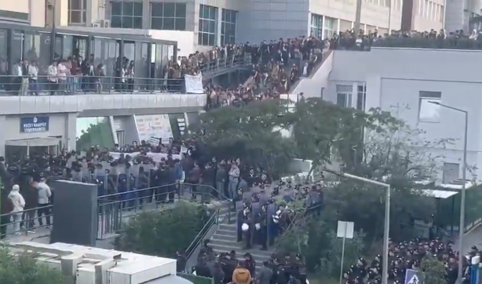 Boğaziçi’ndeki yemekhane zammı protestosuna polis engeli