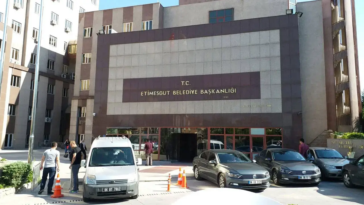Etimesgut Belediyesi’ne operasyon: Belediye başkan yardımcıları dahil 25 gözaltı