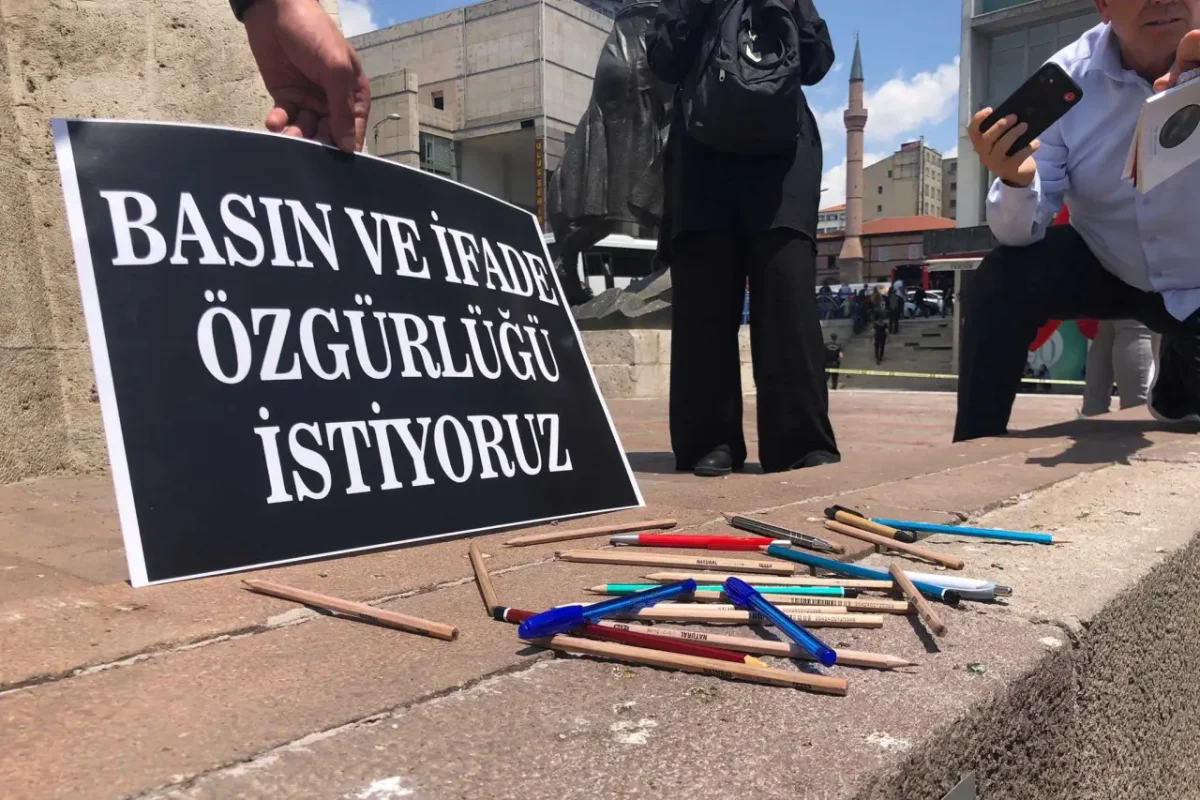 Gazeteciler sokağa çıkıyor: ‘Sansüre hayır, habere özgürlük’