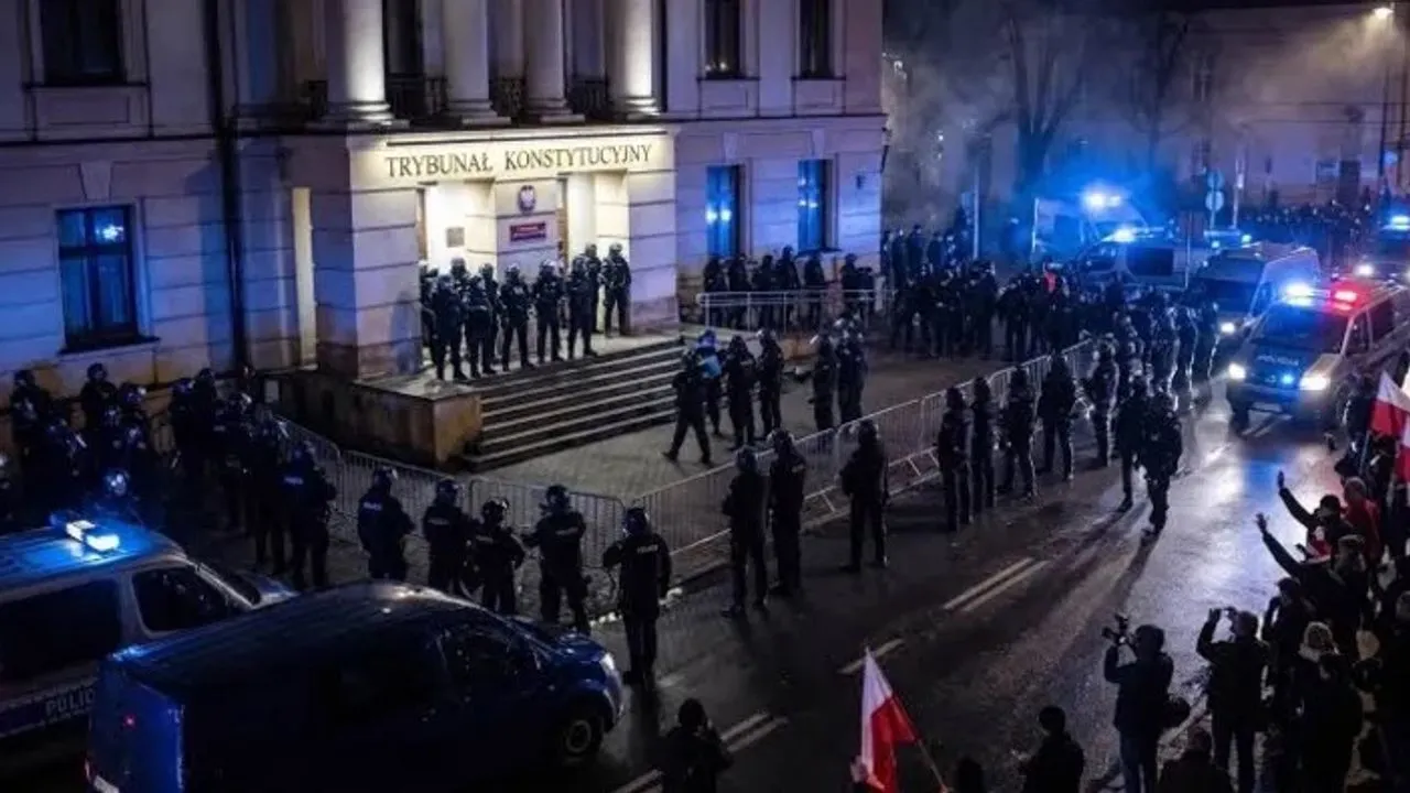 Polonya’da polis Anayasa Mahkemesini bastı: Muhalefetten ‘Darbe girişimi’ nitelemesi