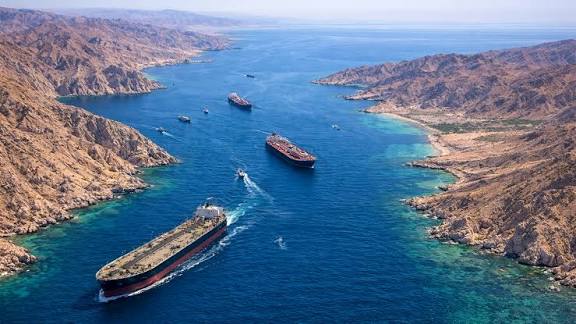 İran ordusu: Basra Körfezi’nde petrol transferi yapan 4 gemi vuruldu