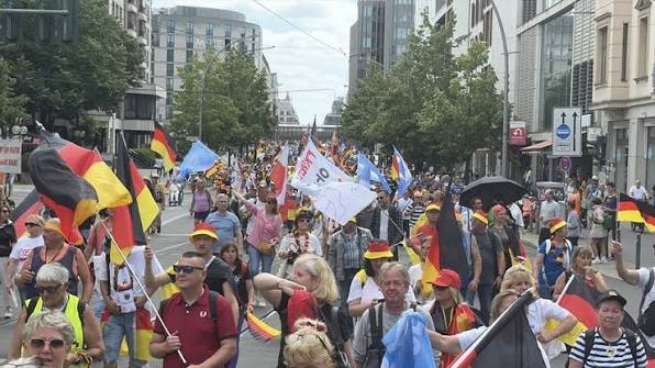 Berlin’de hükümet karşıtı gösteri düzenlendi: ‘İstifa, Merz için küçük, Almanya için büyük adım’