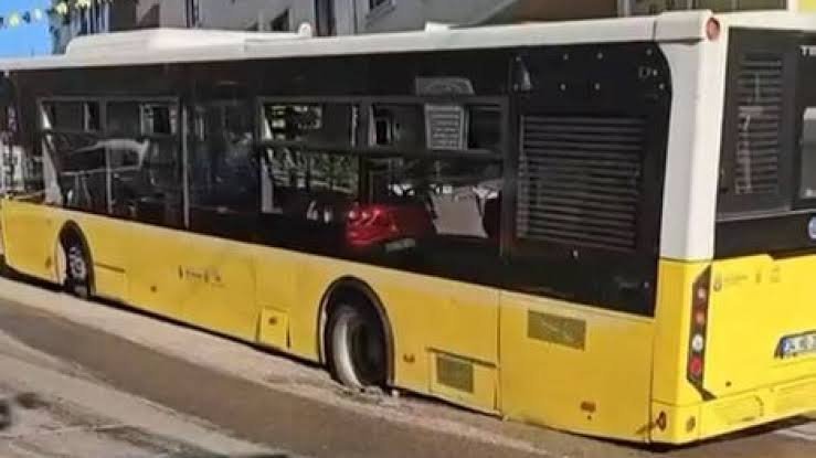 Maltepe’de asfalt çöktü, İETT otobüsü çukura düştü