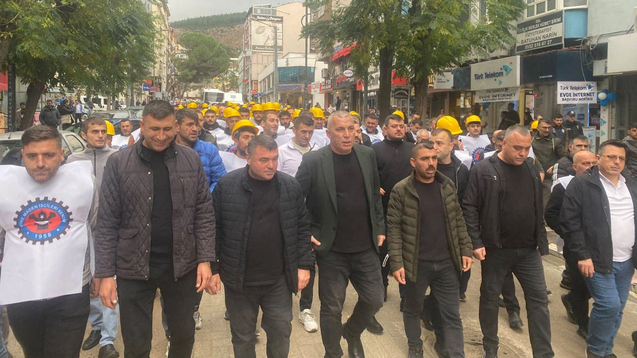 Madenciler polis müdahalesine rağmen Soma’dan Ankara’ya yürüyor