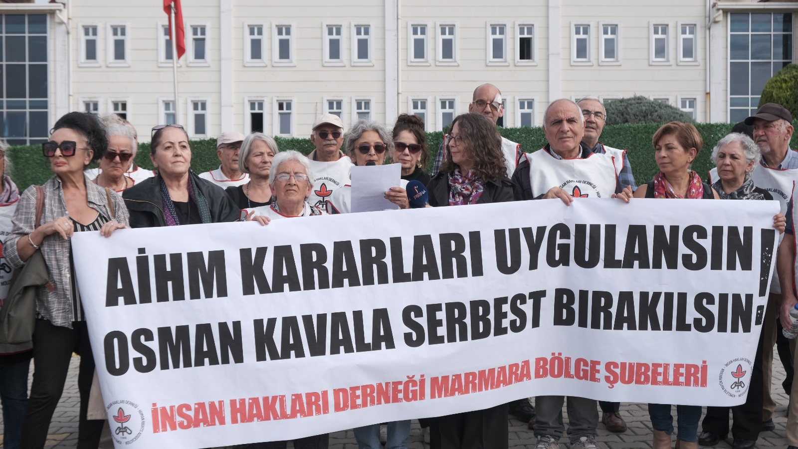 İHD’den Osman Kavala için cezaevi önünde eylem: ‘Hukuk iktidarın tercihine bırakılamaz’