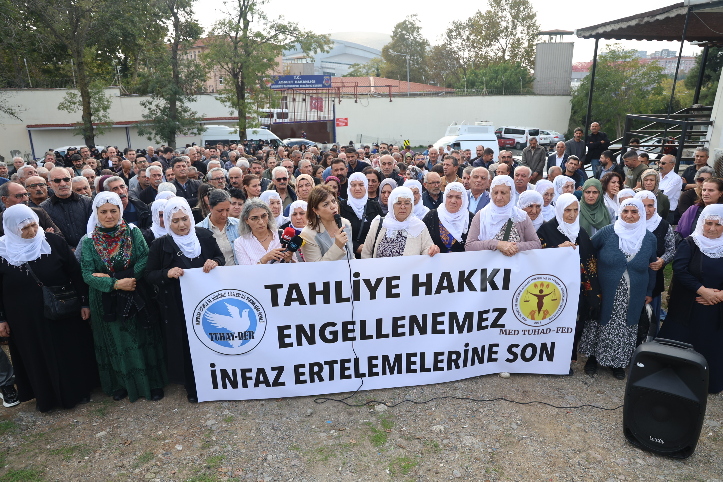 Cezaevi önünden iktidara seslendiler: ‘Çok ciddi hak ihlalleri yaşanmaktadır’