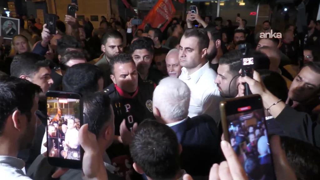 Cemil Tugay’ın AK Parti’ye geçmesinin ardından İzmir’de halk sokaklarda