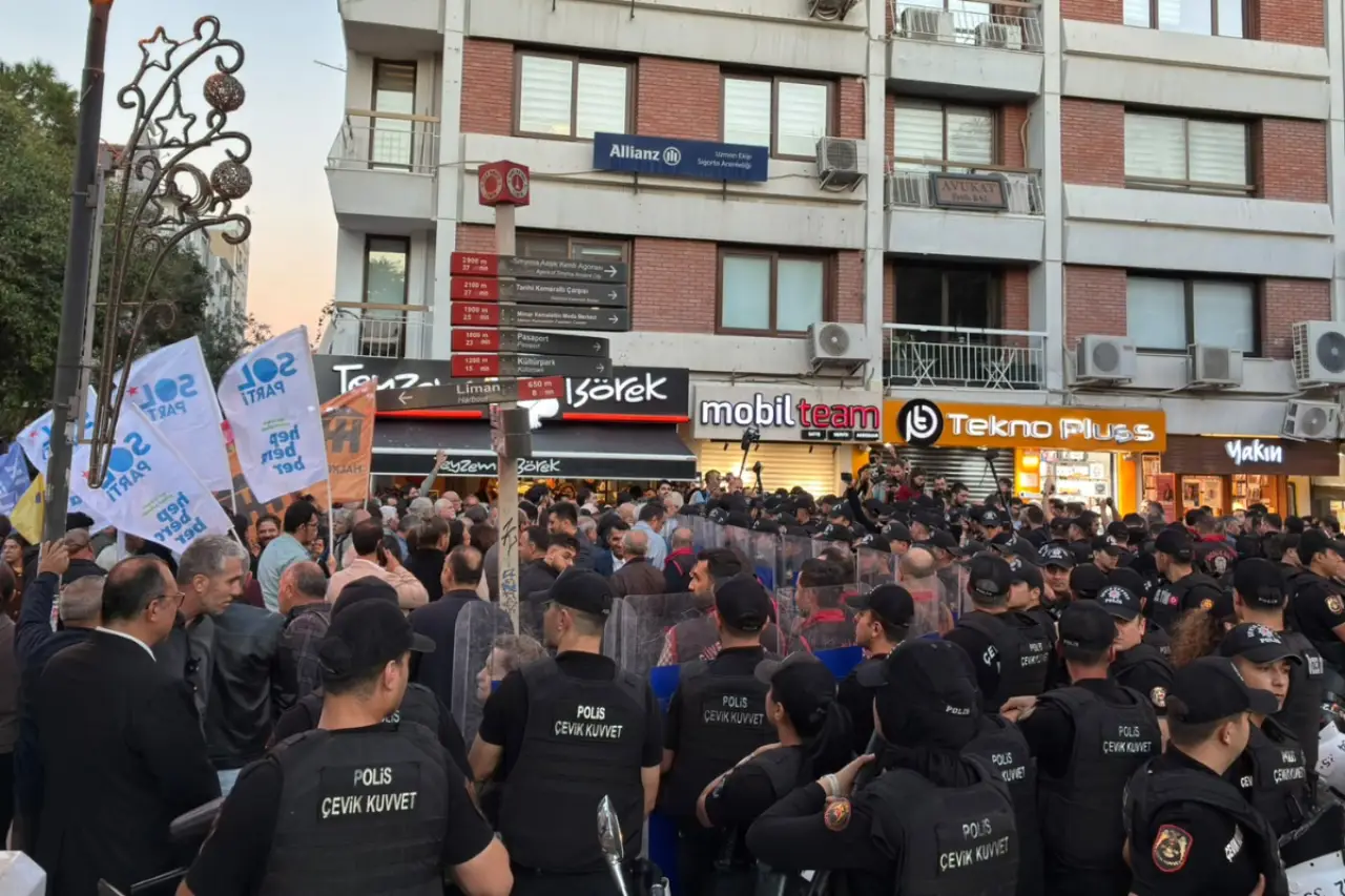 İzmir’de Cemil Tugay’ın AK Parti’ye geçeceği iddialarına karşı protesto: Polis müdahale etti