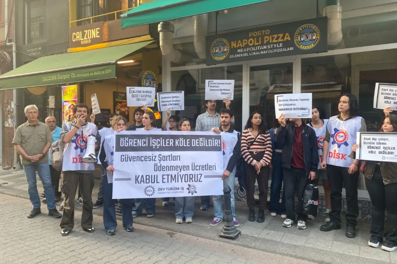 Öğrenci işçilerden Kadıköy’deki Calzone Burger önünde protesto