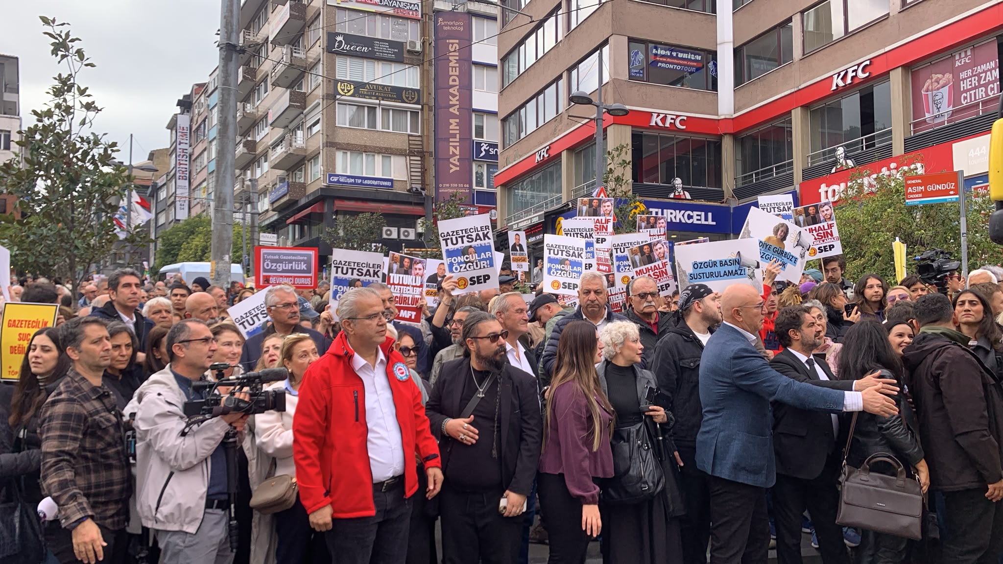 Gazeteciler sansüre ve baskılara karşı alanlara çıkıyor: Kadıköy’de toplanma başladı