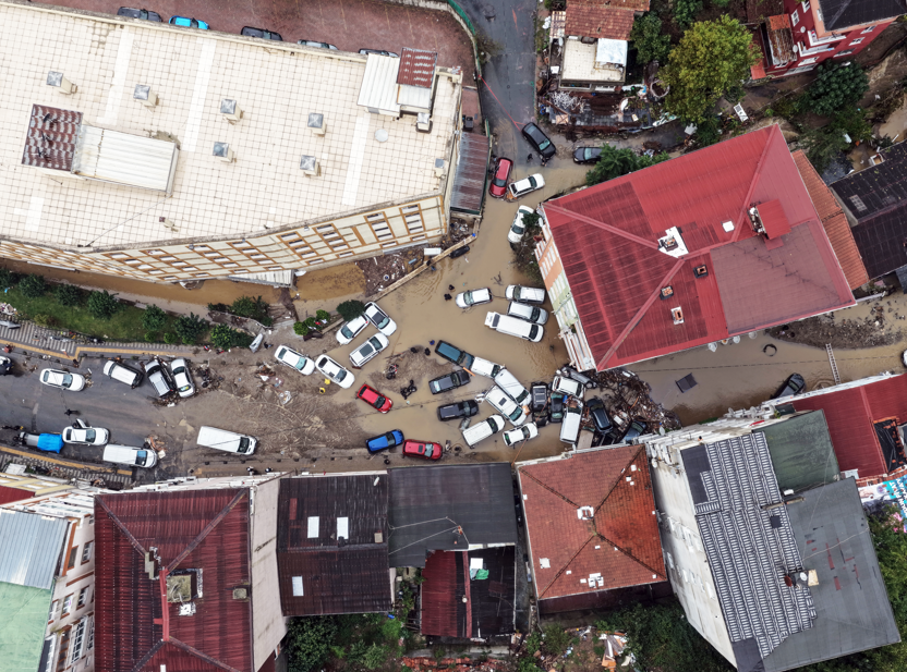 İstanbul’da şiddetli yağışın bilançosu: 2 can kaybı, yollar göle döndü, fabrika işçileri mahsur kaldı