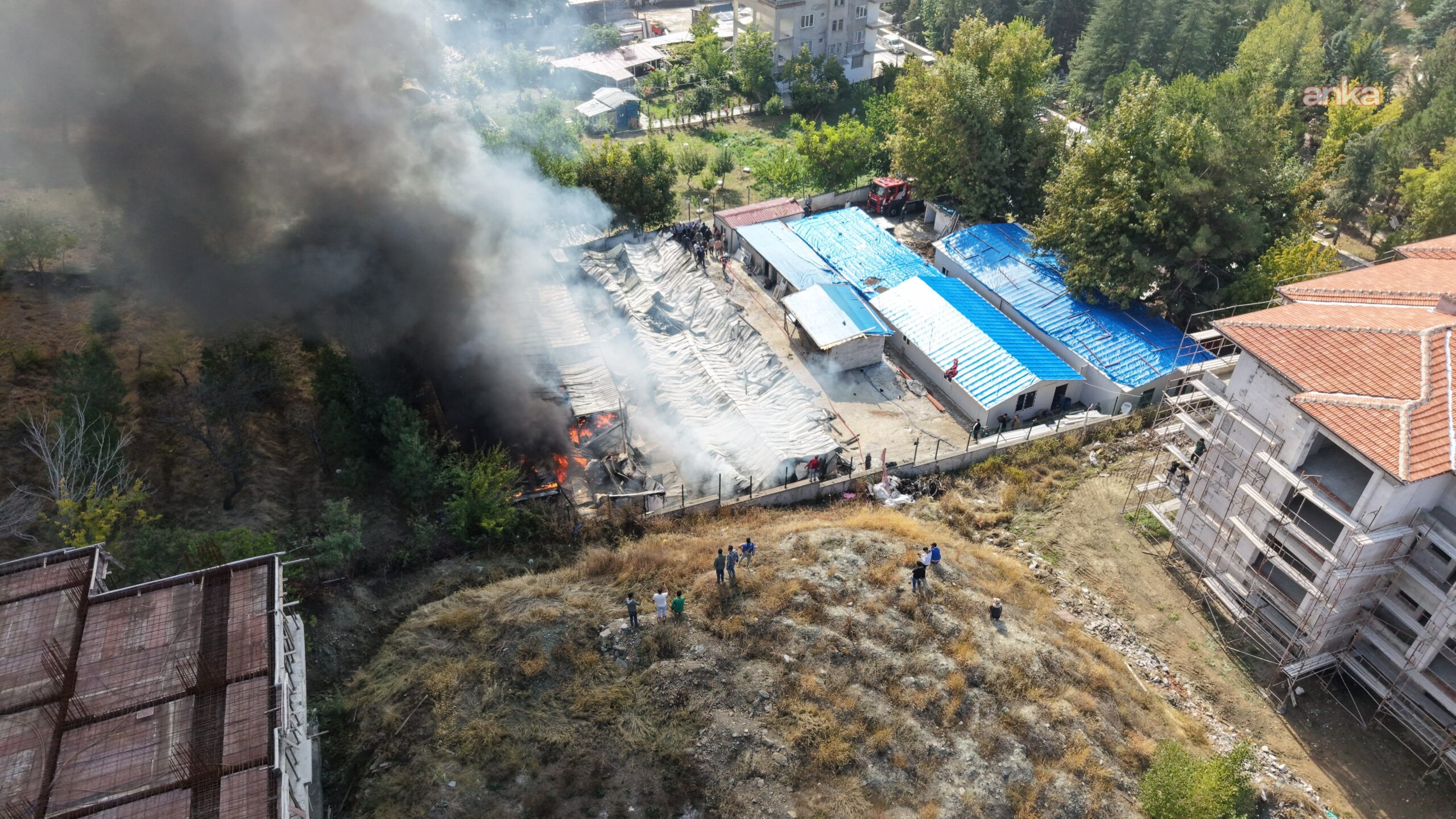 Malatya’da şantiye alanında yangın: 30 konteyner zarar gördü