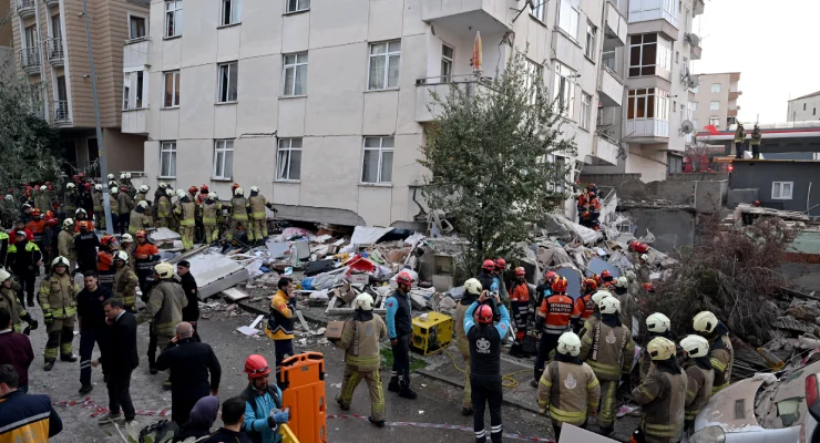Maltepe’de 7 katlı binanın 3 katı çöktü: Enkazda altında mahsur kalanlar var