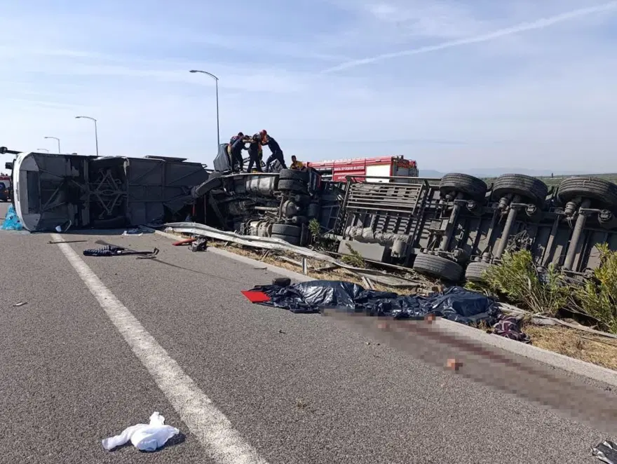 Manisa’da yolcu otobüsü ile TIR çarpıştı: 11 kişi hayatını kaybetti