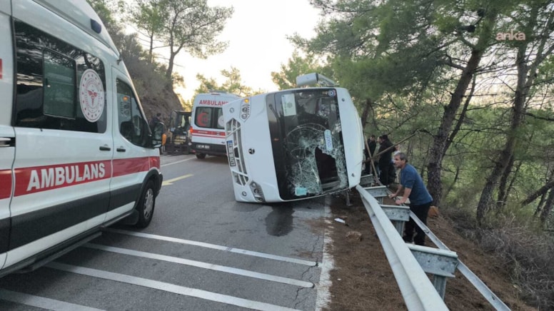 Marmaris’te otel personeli servisi devrildi: 14 yaralı