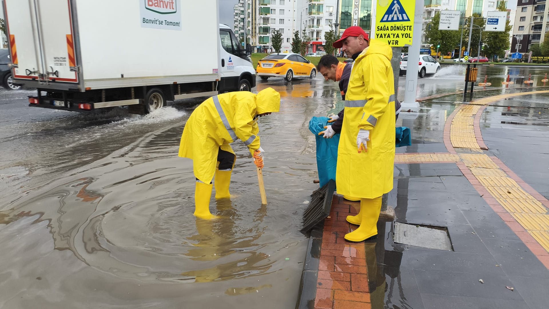 Diyarbakır’da sel: Belediyeden uyarı geldi