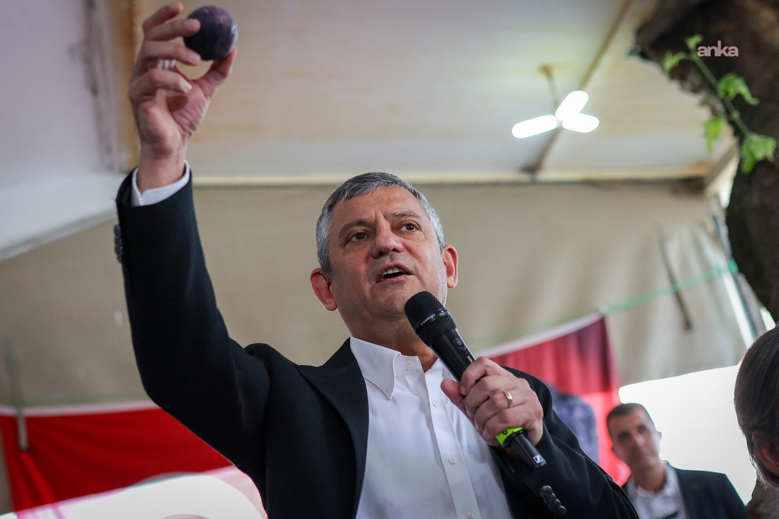 Özgür Özel üzüm üreticileriyle buluştu: ‘And olsun ki yüzünüzü güldüreceğim’