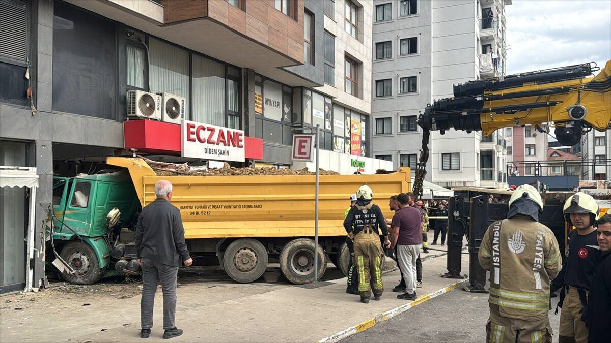 Pendik’te kamyon eczaneye çarptı: 7 yaralı
