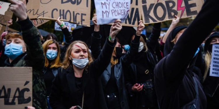 Polonya’da kadınlar kürtaj hakkı kısıtlamalarını protesto ediyor