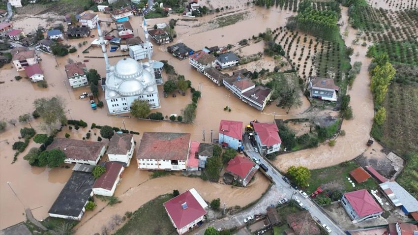 Sakarya’da şiddetli sağanak sonucu bir mahalle sular altında kaldı