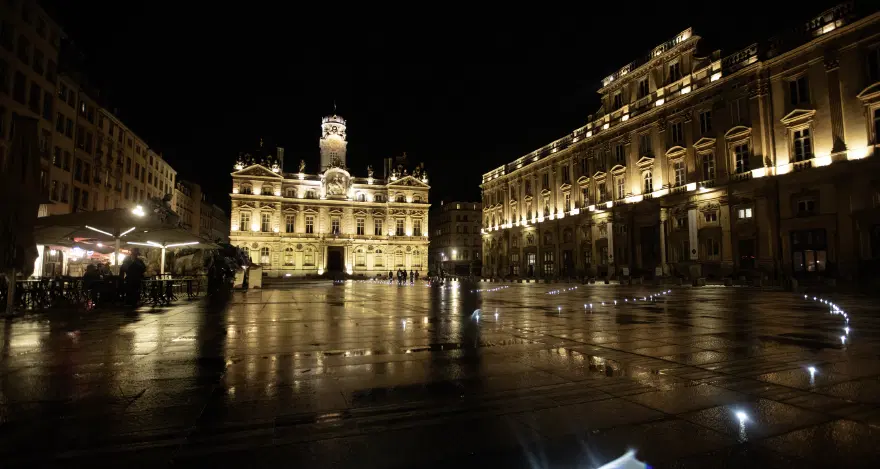 Paris’te de kısmi olarak uygulanıyor: Fransa’da dört kentte sokağa çıkma yasağı