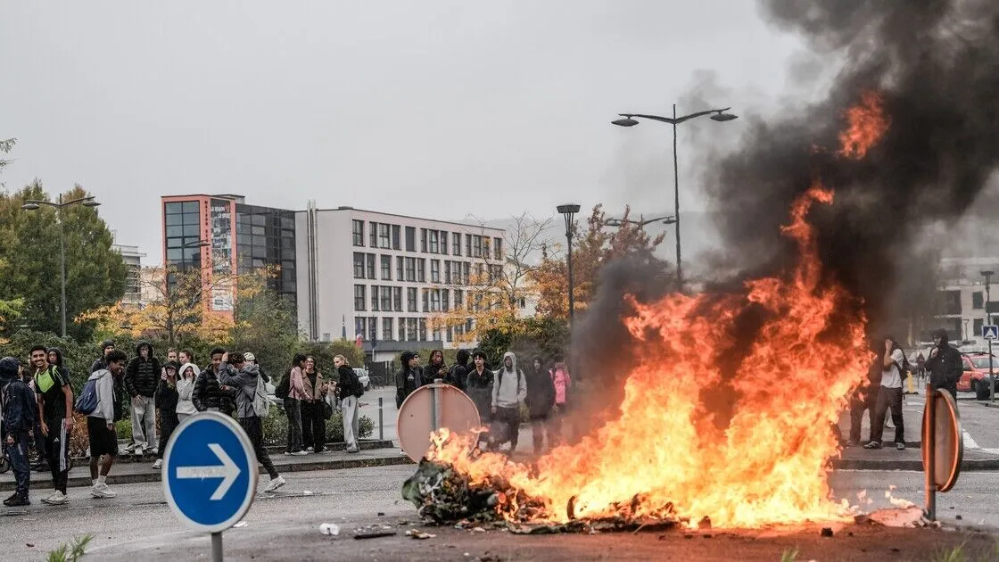 Fransa’da lise eylemlerinde 15 yaşındaki öğrenci elini kaybetti