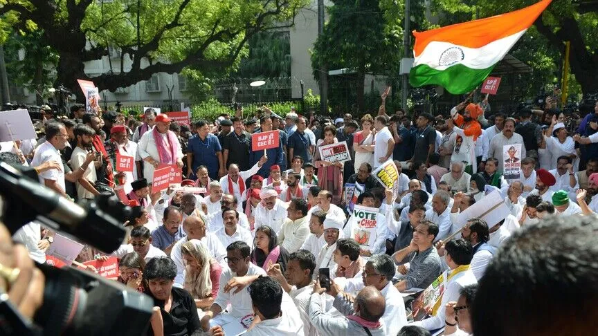 Hindistan’da baş seçim komiseri Kumar’ın istifasını isteyen protestocular gözaltına alındı