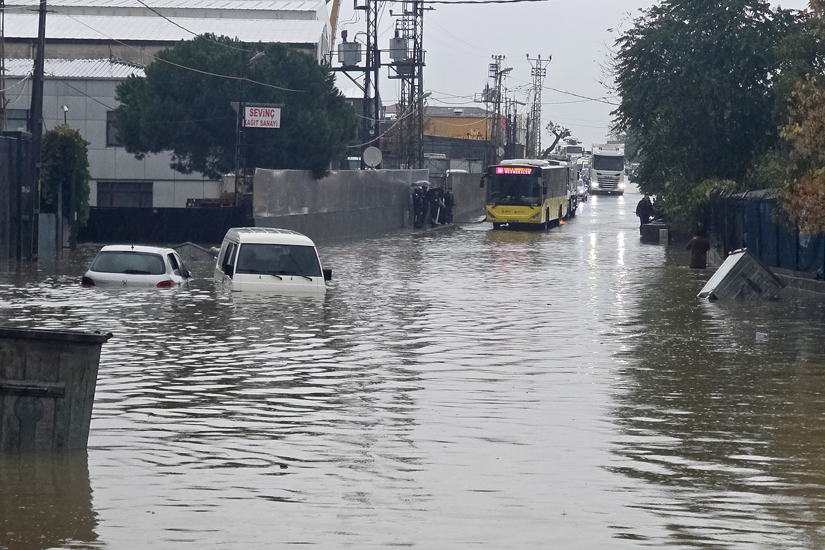 İstanbul’da sağanak hafifledi ancak 48 il için sarı ve turuncu kodlu uyarı
