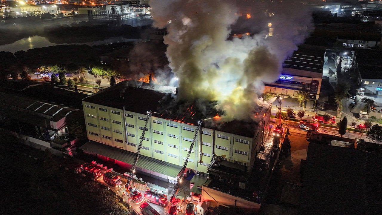 Tuzla’da ayakkabı fabrikasında yangın