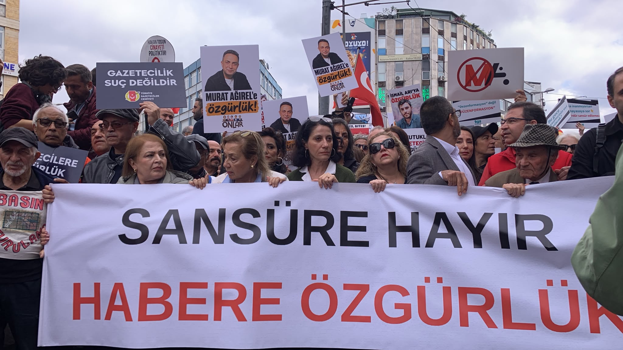 Gazeteciler sansüre ve baskılara karşı alanlara çıkıyor: Kadıköy’de toplanma başladı